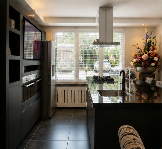 Keuken met wit gesausd plafond en strak afgewerkte wanden